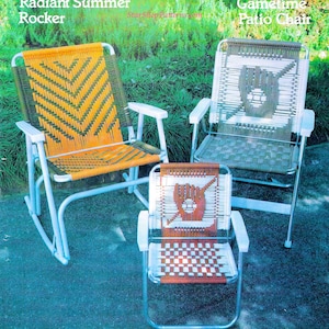 Puede incluir: Tres sillas tejidas, una mecedora, una silla estándar y una silla más pequeña. La mecedora es naranja y verde, la silla estándar es marrón y blanca, y la silla más pequeña es naranja y blanca. Las sillas están todas hechas de plástico tejido y tienen marcos de metal. Las sillas están sentadas sobre una superficie azul. El texto "Radiant Summer Rocker", "Gametime Patio Chair" y "Kid Stuff" es visible en la imagen.