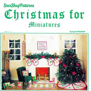 Pode incluir: Uma cena de Natal em miniatura com uma árvore decorada, lareira e meias. A imagem apresenta o texto "Christmas for Miniatures" e "Christmas Eve."