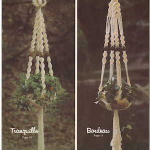 Puede incluir: Dos maceteros colgantes de macramé, uno llamado "Tranquille" y el otro "Bordeaux", con plantas colgando en ellos. Ambos están hechos con cordón blanco y tienen borlas en la parte inferior.