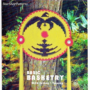 以下が含まれることがあります： 「Basic Basketry」というタイトルと「With Coiling & Twining」というサブタイトルが書かれた本の表紙。表紙には、黄色、赤、黒の編まれたバスケットが描かれており、下から房が垂れ下がっている。