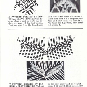 Pu&ograve; includere: Un'illustrazione in bianco e nero di uno schema di annodatura chiamato nodo a chiodo diagonale. L'illustrazione mostra come creare uno schema a X e uno schema a V usando la tecnica di annodatura. Il testo nell'immagine recita: "Schema a X formato da nodi a chiodo diagonali: Il nodo a chiodo diagonale viene utilizzato per creare questo schema, vedere pagina 16 per le istruzioni. Utilizzare prima il cordino 1 come portatore di nodi e i cordini di nodo a chiodo 2-4 attorno ad esso. Quindi, tenere il cordino 8 in una posizione diagonale e annodare i cordini 7-1 attorno ad esso. Per completare lo schema a X, annodare i cordini 5-7 attorno al cordino 1." e "Schema a V formato da nodi a chiodo diagonali: Per annodare questo schema, utilizzare il nodo a chiodo diagonale, vedere pagina 16. Utilizzare il cordino 1 come portatore di nodi e i cordini di nodo a chiodo 2-10 sopra di esso, annodando da sinistra a destra. Per annodare la seconda fila, utilizzare il cordino 2 come portatore di nodi e i cordini di nodo a chiodo 3-10 sopra di esso. Quindi, utilizzare il cordino 20 come portatore di nodi e i cordini di nodo a chiodo 19-11; e per la seconda fila, utilizzare il cordino 19 come portatore di nodi e i cordini di nodo a chiodo 18-11 e il cordino 2 attorno ad esso."