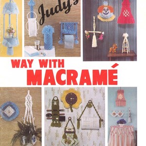 Puede incluir: Una portada de libro titulada "Judy's Way With Macrame" de Judy Johnson. La portada presenta un collage de proyectos de macramé, incluyendo un portamacetas colgante, un reloj de pared, una pantalla de lámpara y un porta rollo de papel higiénico.