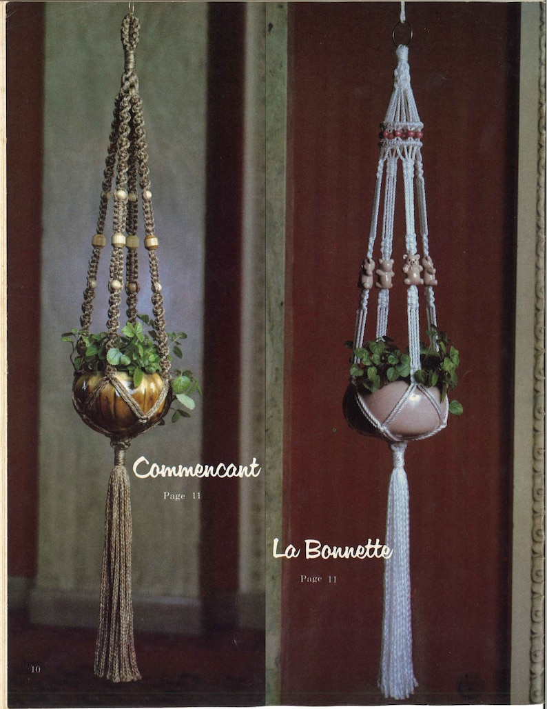 Peut inclure: Deux suspensions macram&eacute;es pour plantes, l'une avec un pot brun et l'autre avec un pot rose. La suspension brune a des perles en bois et un long pompon. La suspension rose a de petites figurines d'ours et un pompon blanc. Le texte "Commencant Page 11" est sous la suspension brune et "La Bonnette Page 11" est sous la suspension rose.