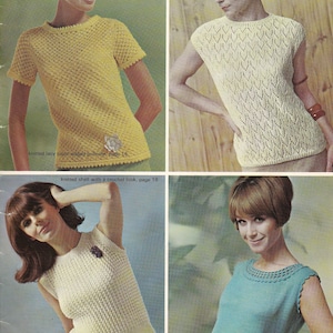 Op de afbeelding: Een vintage modeshow met vier gebreide tops. De tops omvatten een gele trui met korte mouwen, een witte mouwloze top met een kanten patroon, een witte getextureerde mouwloze top en een blauwe mouwloze top met een gehaakte halslijn. Elke top wordt gedragen.