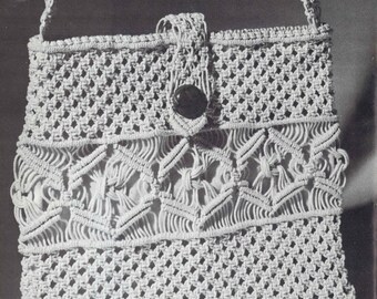 Puede incluir: Un bolso de mano blanco de crochet con cierre de botón negro. El bolso tiene un patrón decorativo de nudos y una correa larga.