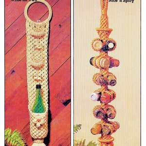 Puede incluir: Dos colgantes de macramé para la pared, uno para botellas de vino y vasos y el otro para tarros de especias. El porta botellas de vino es blanco y tiene un anillo en la parte superior. El porta tarros de especias es naranja y tiene un lazo en la parte superior. Ambos colgantes están hechos con cuerda gruesa.