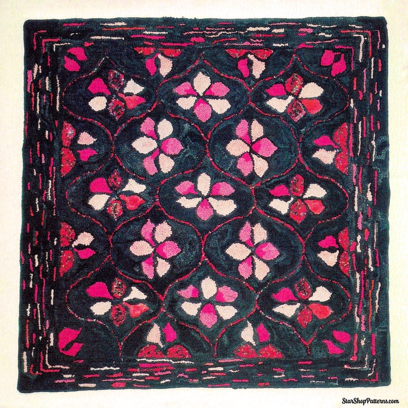 K&ouml;nnte beinhalten: Quadratischer Teppich mit dunkelblaugr&uuml;nem Hintergrund und einem sich wiederholenden Blumenmuster in Rosa- und Rott&ouml;nen. Die Blumen sind in einem Raster angeordnet, mit einem dekorativen Rand. Der Teppich ist wahrscheinlich handgefertigt.