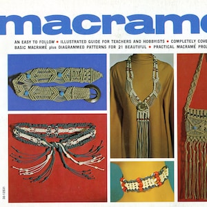 Könnte beinhalten: Ein Buchcover mit dem Titel "macrame'" in blauen Buchstaben. Das Cover zeigt verschiedene Makramee-Projekte, darunter einen Gürtel, eine Halskette, eine Tasche und ein Armband. Das Buch ist ein illustrierter Leitfaden für Lehrer und Hobbyisten und enthält 21 verschiedene Muster.