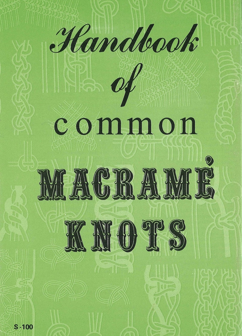 Pu&ograve; includere: Copertina di libro verde con il titolo "Handbook of common Macrame Knots" in testo nero. La copertina &egrave; decorata con un motivo di nodi di macram&egrave; bianchi.