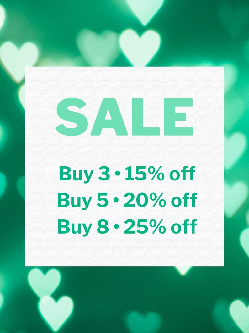 Puede incluir: Un cuadrado blanco con la palabra "SALE" en letras verde menta. Debajo, el texto dice "Buy 3 &bull; 15% off", "Buy 5 &bull; 20% off" y "Buy 8 &bull; 25% off". El fondo es un verde borroso con bokeh en forma de coraz&oacute;n.