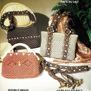 Peut inclure: Quatre sacs en crochet avec des perles brunes et beiges. Les sacs sont fabriqués à l'aide d'une technique de macramé et ont différentes formes et tailles. Les sacs sont présentés sur un fond blanc avec une plante verte en arrière-plan. Le texte "SMILE-A-WHILE" et "CAFE AU LAIT" est visible sur l'image.