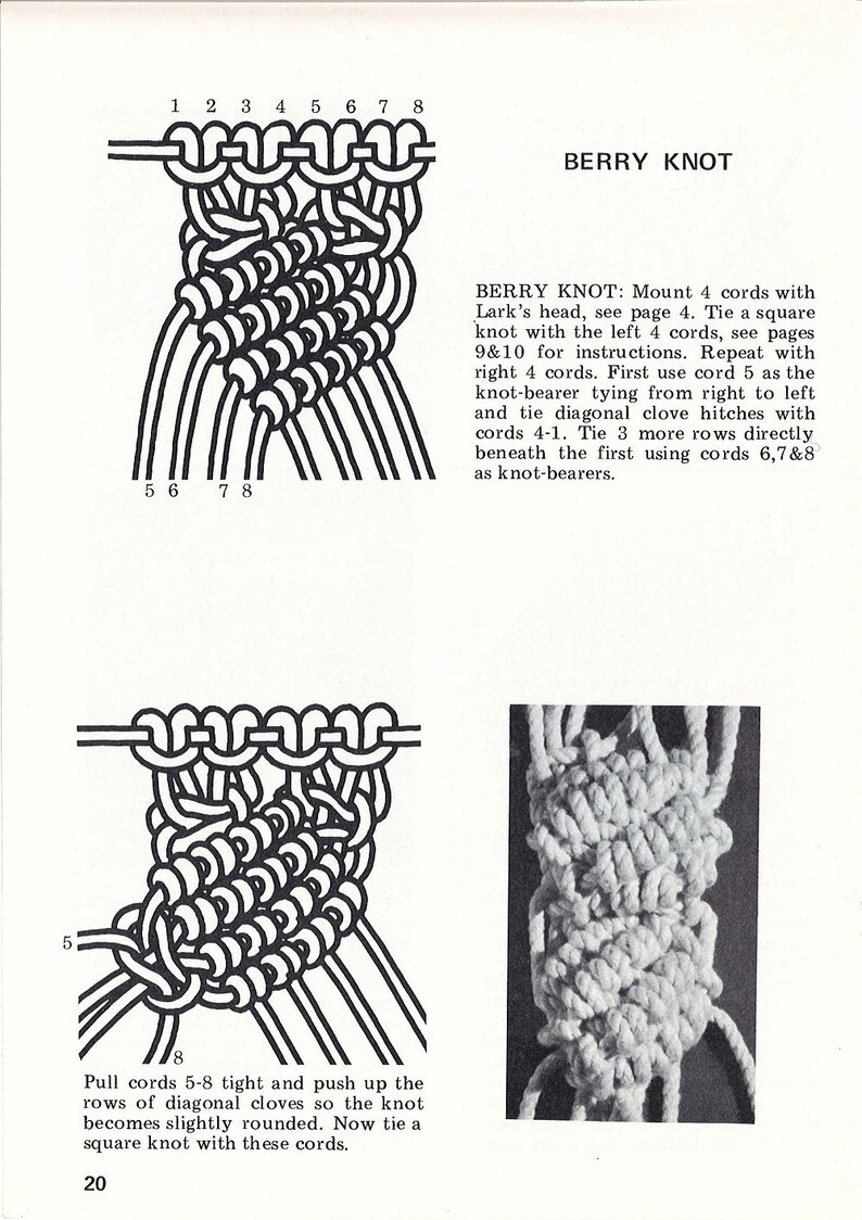Pu&ograve; includere: Un'illustrazione in bianco e nero di una tecnica di annodatura chiamata Nodo Berry. L'illustrazione mostra i passaggi coinvolti nell'annodatura del nodo, con corde numerate e frecce che indicano la direzione delle corde. Il testo "Berry Knot" &egrave; scritto in maiuscolo nella parte superiore dell'illustrazione. Sotto l'illustrazione c'&egrave; una descrizione della tecnica di annodatura.