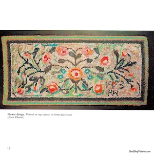K&ouml;nnte beinhalten: Ein rechteckiger Teppich mit floralem Design. Der Teppich zeigt eine zentrale Blume mit orangefarbenen und gelben Bl&uuml;tenbl&auml;ttern, umgeben von rosa und roten Blumen und blauen Akzenten. Der Rand ist dunkelgr&uuml;n und schwarz.