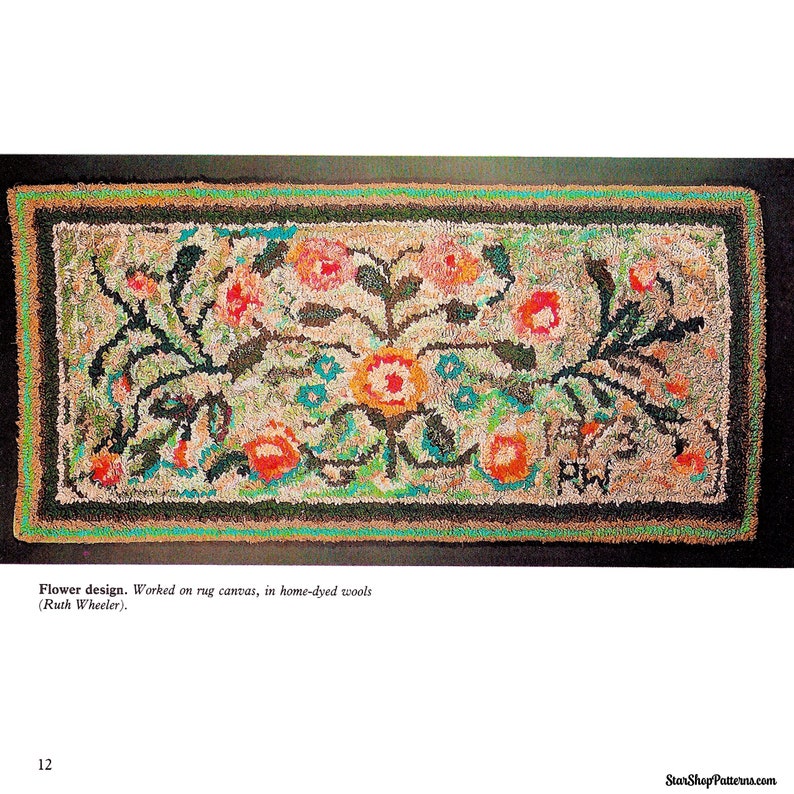 K&ouml;nnte beinhalten: Ein rechteckiger Teppich mit floralem Design. Der Teppich zeigt eine zentrale Blume mit orangefarbenen und gelben Bl&uuml;tenbl&auml;ttern, umgeben von rosa und roten Blumen und blauen Akzenten. Der Rand ist dunkelgr&uuml;n und schwarz.