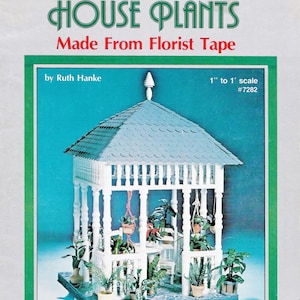 Puede incluir: Una portada de libro titulada "MINIATURE HOUSE PLANTS" con una glorieta blanca en miniatura y plantas de interior en miniatura. El texto dice "Made From Florist Tape" y "34 Popular House Plants Made in Miniature".