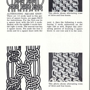 Pu&ograve; includere: Un'illustrazione in bianco e nero di un nodo quadrato con 12 corde. L'illustrazione mostra come fare il nodo in passaggi. Il testo sotto l'illustrazione dice "Nodo quadrato alternato".