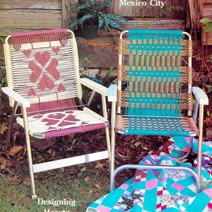 Könnte beinhalten: Zwei Klappstühle mit geflochtenen Sitzen in einem geometrischen Muster. Der Stuhl links hat einen rosa-weißen Sitz mit einem Herz-Design. Der Stuhl rechts hat einen türkisfarbenen und braunen Sitz. Die Stühle stehen auf einem grünen Rasen vor einer Holzwand. Der Text "Mexico City" ist über den Stühlen sichtbar.