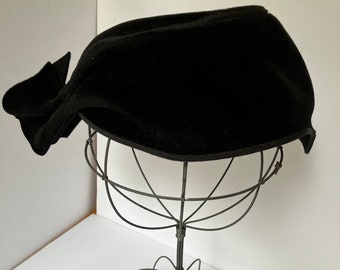 c. 1940s Balch Price & Co Brooklyn Styled by Sadye Landsman Velour Half Hat Made in France