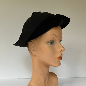 1930s/1940s Black Felt Slouch Hat with Velvet Bow and Glass Hat Pin