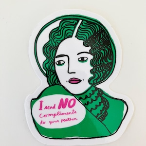 Puede incluir: Una pegatina con una ilustraci&oacute;n estilizada de una mujer con pelo verde y un atuendo verde. El texto "I send NO Compliments to your mother" est&aacute; escrito en rosa y blanco.