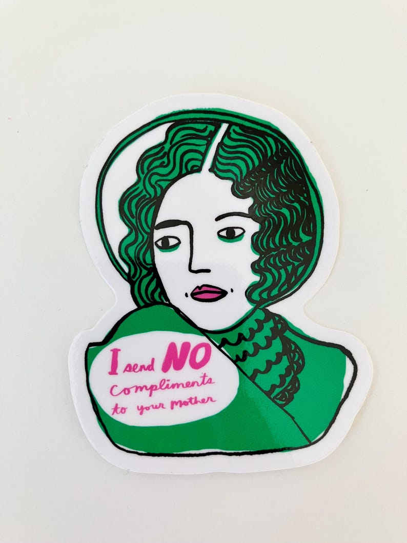 Puede incluir: Una pegatina con una ilustraci&oacute;n estilizada de una mujer con pelo verde y un atuendo verde. El texto "I send NO Compliments to your mother" est&aacute; escrito en rosa y blanco.