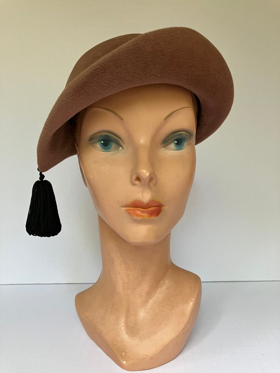 1940s Hattie Carnegie Inc Custom Made Tan Wool Felt Hat with Black Velvet and Tassel Detail