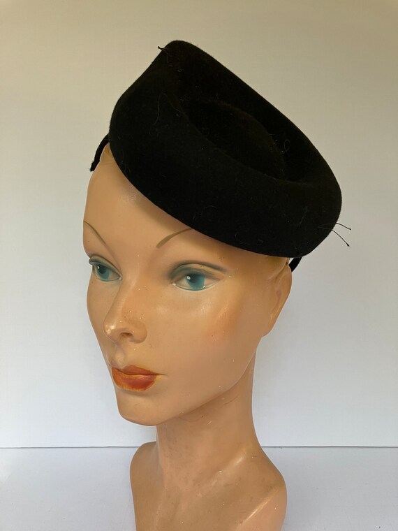 1940s New York Creation Black Felt Kidney-Shaped … - image 2