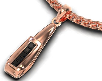 Pode incluir: Um colar com um pingente de ouro rosa, o pingente é longo, estreito e retangular e apresenta uma fileira de pedras preciosas pretas.