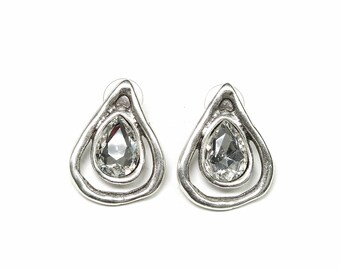 Boucles d’oreilles en étain faites à la main avec des cristaux clairs plaquées en argent 925, sans nickel et hypoallergéniques! Réf. # NE-1273