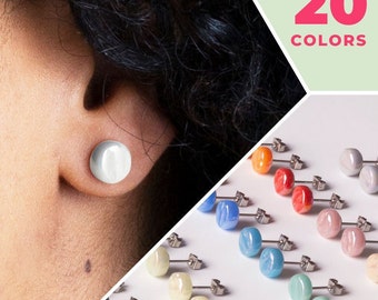 Pequeños pendientes de cristal blanco. Pequeños pendientes de perla para uso diario con efecto nácar.