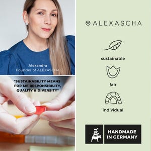 Pode incluir: Uma mulher, a fundadora da ALEXASCHA, segura um pequeno peda&ccedil;o de vidro vermelho. O texto "SUSTAINABILITY MEANS FOR ME RESPONSIBILITY, QUALITY & DIVERSITY" &eacute; vis&iacute;vel. O logotipo da marca ALEXASCHA &eacute; mostrado com as palavras "sustent&aacute;vel", "justo", "individual" e "FEITO &Agrave; M&Atilde;O NA ALEMANHA".
