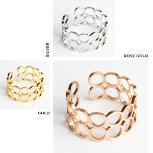 Pode incluir: Tr&ecirc;s an&eacute;is ajust&aacute;veis com um design de padr&atilde;o de c&iacute;rculo. Os an&eacute;is est&atilde;o dispon&iacute;veis em prata, ouro e ouro rosa.