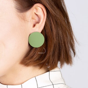 Statement large stud earrings minimalist circle in black, green, grey color sustainable gifts for her Grün