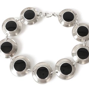 Sterlingzilveren ronde geschakelde armband bezet met zwarte onyx