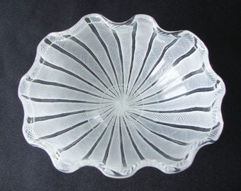Plato para dulces vintage de Murano soplado a mano en blanco con base de latticino y borde acanalado.