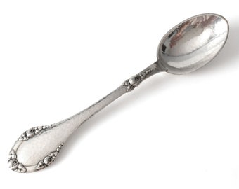 Cuchara para azúcar o mermelada danesa Art Déco de plata martillada a mano con capullos de rosa