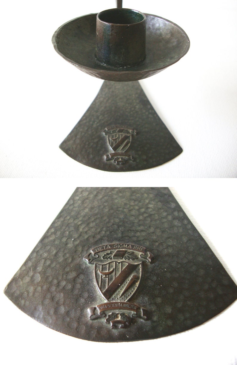 Puede incluir: Un candelero de bronce con acabado martillado y un escudo con el texto "Beta Sigma Phi" y "Via Scientia Amicitia".