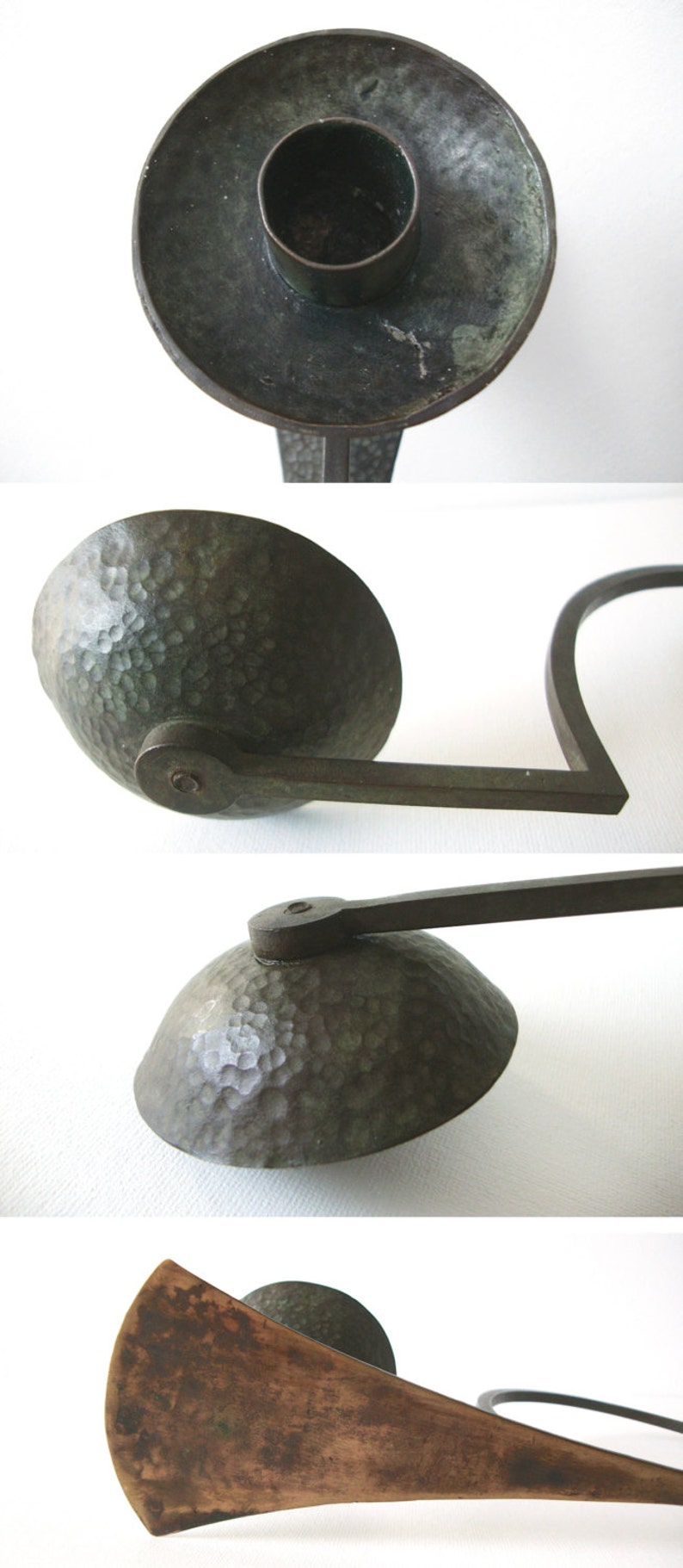 Puede incluir: Un juego de cuatro candelabros de bronce antiguo con acabado martillado. Los candelabros tienen forma de c&iacute;rculo con un peque&ntilde;o borde alrededor del borde. Los candelabros est&aacute;n unidos a un brazo largo y delgado que est&aacute; doblado en forma de curva.