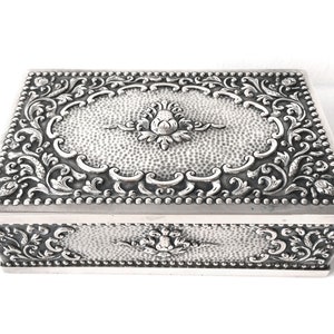 Scatola per sigarette per sigari Yogya 800 in argento repousse firmata P K