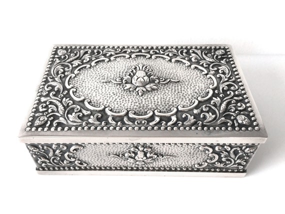 Yogya 800 Silver Repousse Cigar Cigarette Box Signed P K