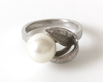 10K White Gold Pearl Ring Size 5 1/2