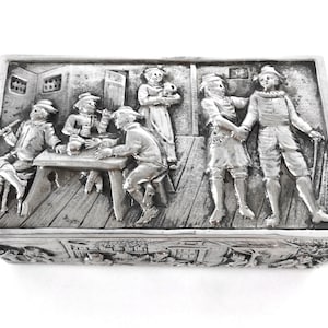 Scatola per sigarette o portaoggetti in argento sbalzato Friedrich Reusswig Hanau con scena di taverna