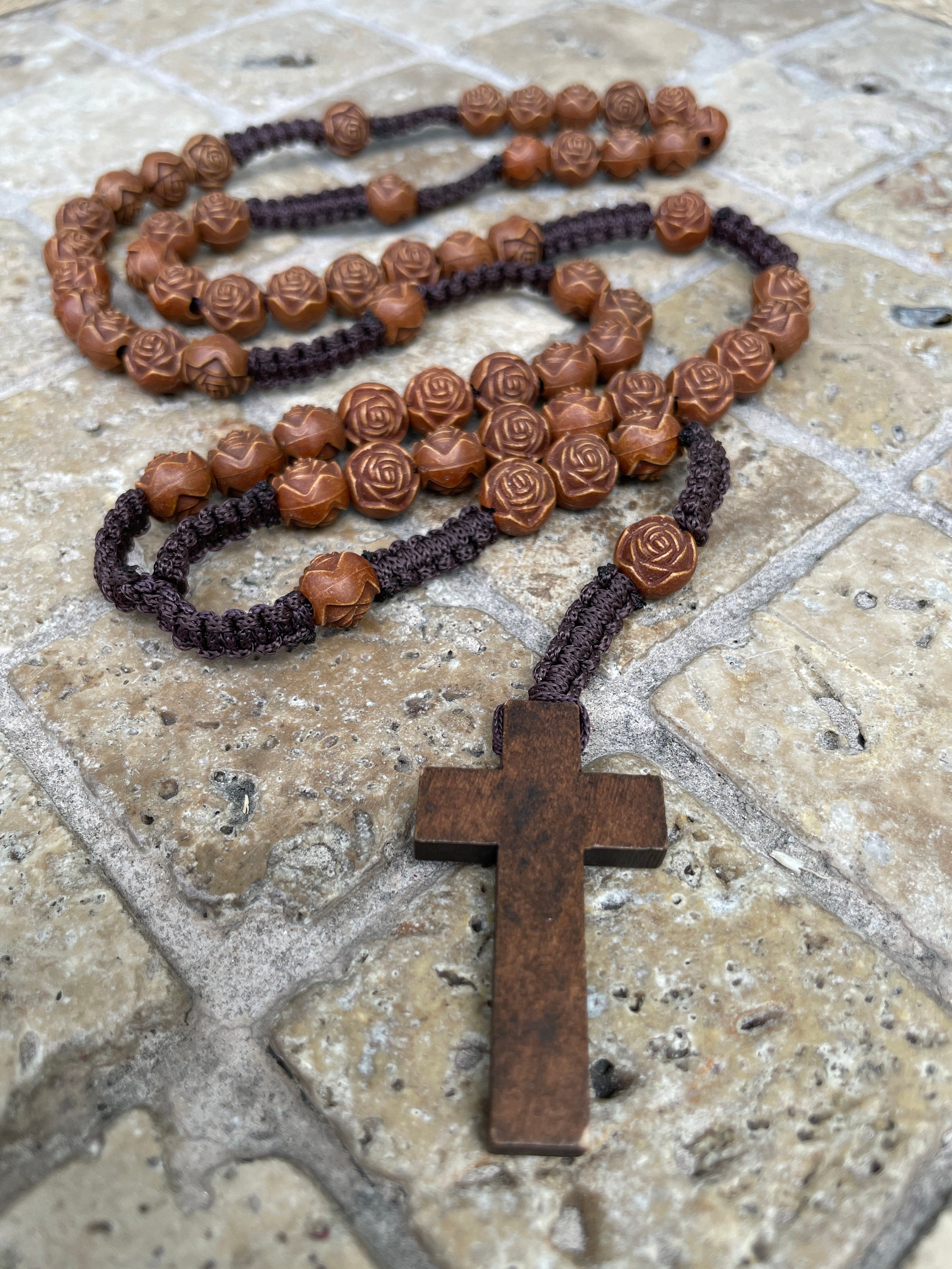 Rosario Religioso VIRGEN DE FATIMA, de 59 Cuentas de Madera. Cruz de Madera 5 cms. y Bolsa Impresa. Convertible en Collar mediante mosquetones. Rosario Madera Marron VF