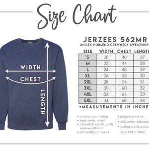 K&ouml;nnte beinhalten: Gr&ouml;&szlig;entabelle f&uuml;r ein Unisex-Sweatshirt mit Rundhalsausschnitt, die die Ma&szlig;e in Zoll f&uuml;r Breite, Brust und L&auml;nge angibt. Die Tabelle umfasst die Gr&ouml;&szlig;en S bis 5XL. Das Sweatshirt ist ein mittelschweres 8 oz. Gemisch aus 50% Baumwolle und 50% Polyester.