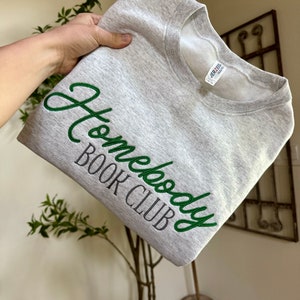 Sudadera de cuello redondo bordada del Homebody Book Club