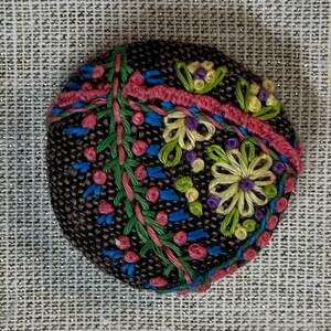 Needle minder 1.25, 32mm. Large, hand embroidered, strong magnet image 1