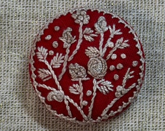 Needle minder 1.5”, 38mm. Large hand embroidered, strong magnet