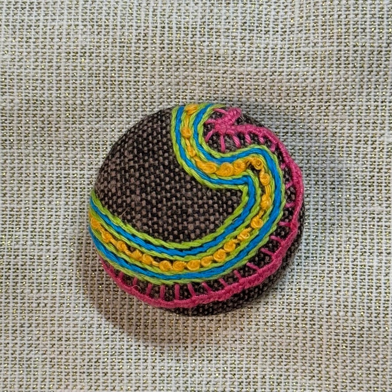 Needle minder 1.25, 32mm. Large, hand embroidered, strong magnet image 1