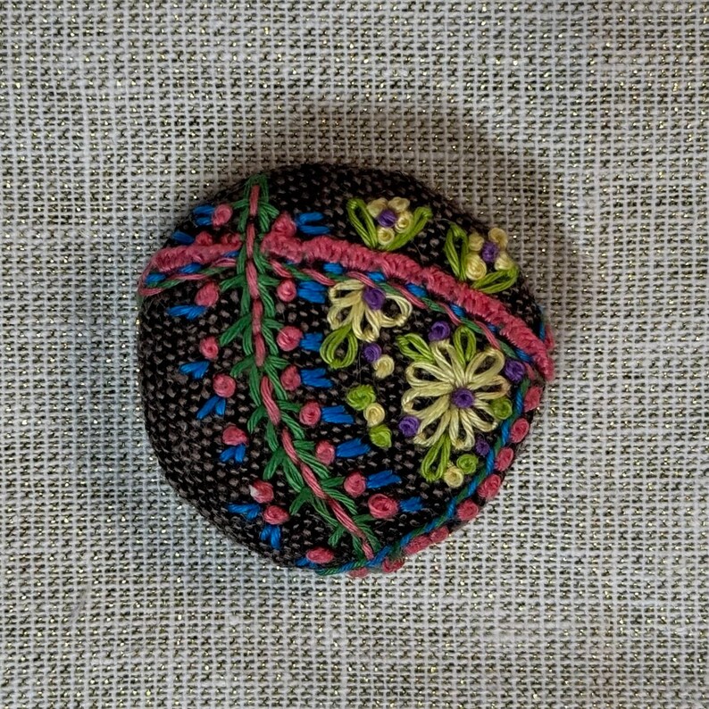 Needle minder 1.25, 32mm. Large, hand embroidered, strong magnet image 1