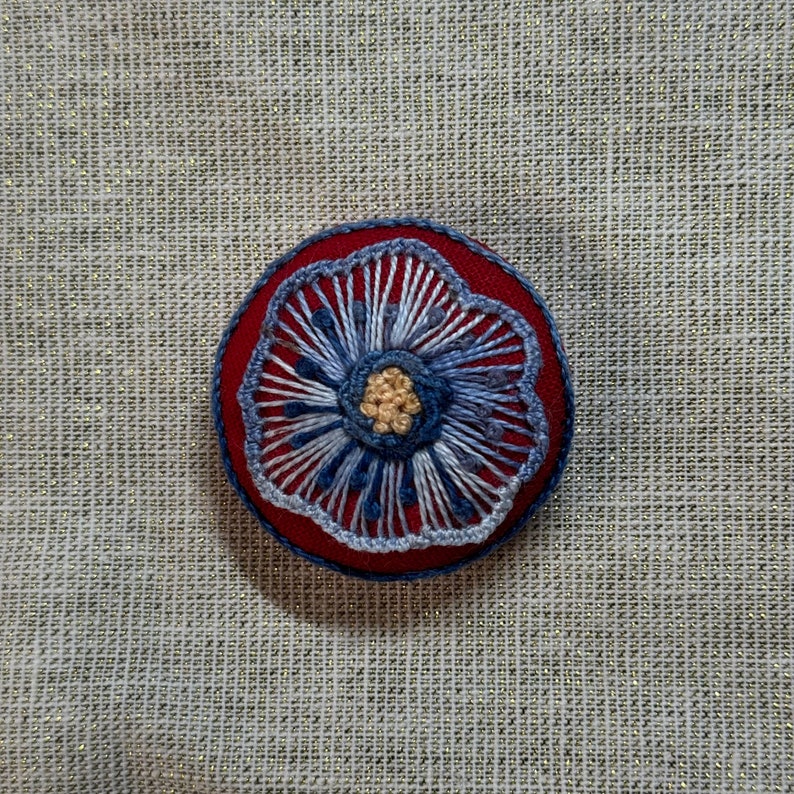 Needle minder 1.5, 38mm. Large hand embroidered, strong magnet image 1